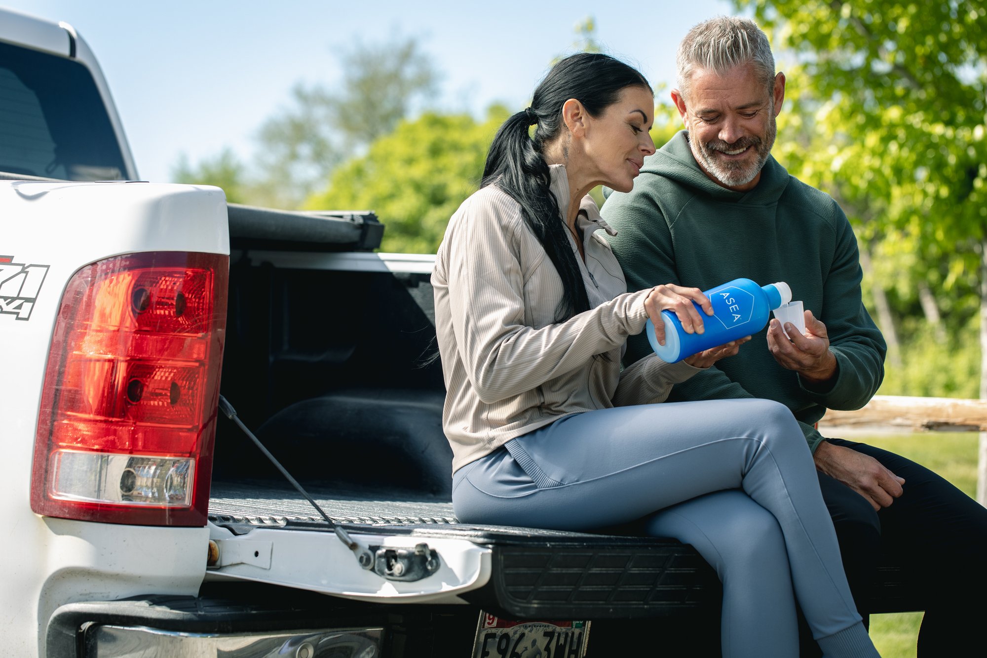 Universal_ARS_Couple Pouring Bottle in Truckbed 7