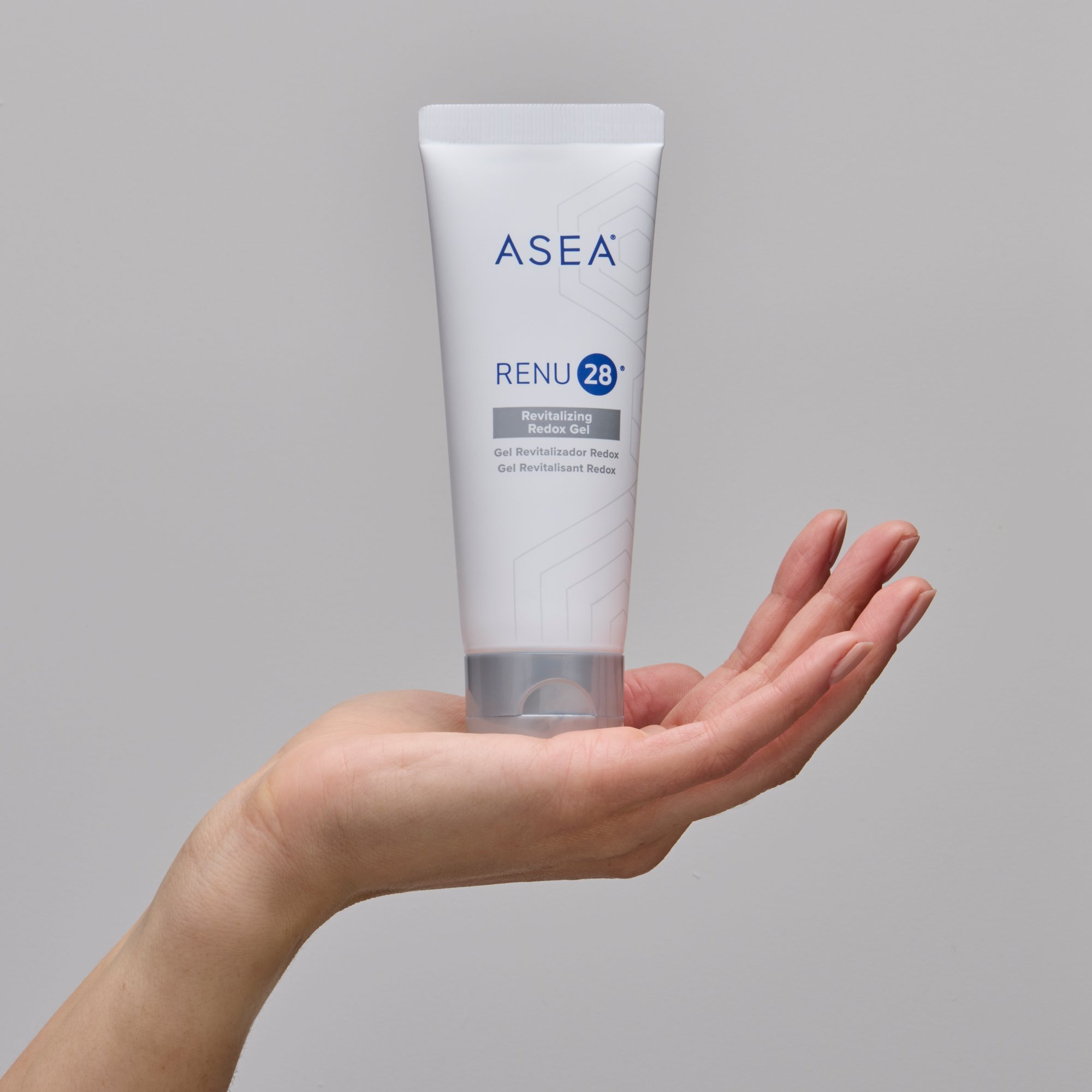 Universal_RENU28_Hands 1_1x1 Universal_RENU28_Hands 1_1x1